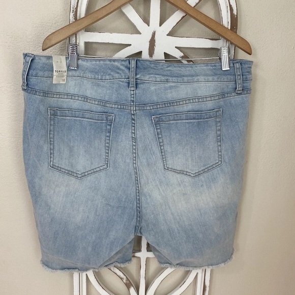 NWT TORRID size 18 BLUE MORNING DISTRESSED 8" SHORT JEAN SHORTS - Picture 2 of 8